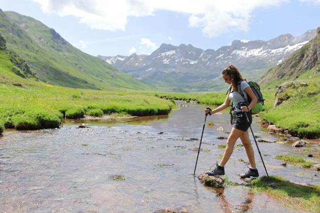  Hiker ready to cross a river in the mountain, Full body portrait of a hiker ready to cross a river in the mountain, Full body portrait of a hiker ready to cross a river in the mountain model released, Symbolfoto , 31.10.2022, Copyright: xAntonioGuillemx Panthermedia32600764.jpg