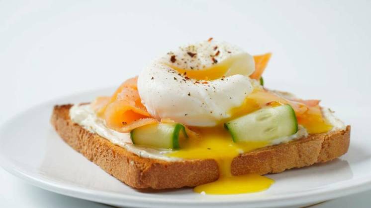 Fresh Toast with Smoked Salmon and Poached Egg, Fresh Toast with Smoked Salmon and Poached Egg, Fresh Toast with Smoked Salmon and Poached Egg, 01.11.2022, Copyright: xNayalyHx Panthermedia32632515.jpg