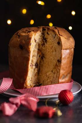  Panettone Christmas Cake. Italian sweet bread on plate on dark table., Panettone Christmas Cake. Italian sweet bread on plate on the dark table., Panettone Christmas Cake. Italian sweet bread on plate on the dark table., 07.11.2022, Copyright: xjirkaejcx Panthermedia32753641.jpg