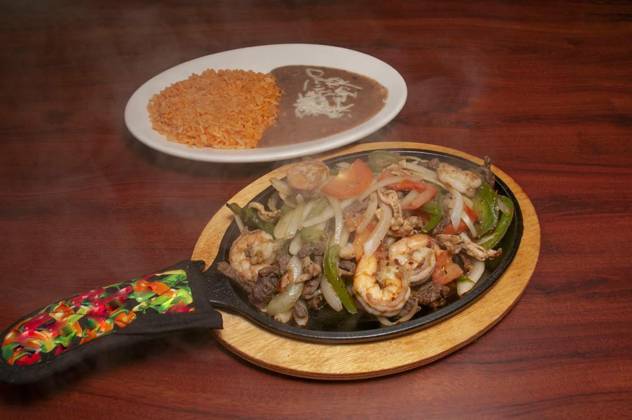 IMAGO Creative, Food, Fajita Mexican Shrimp Steak and Chicken Fajitas, Authentic and traditional Mexican cuisine known as shrimp steak and c hicken fajitas, Authentic and traditional Mexican cuisine known as shrimp steak and c hicken fajitas, 08.11.2022, Copyright: xrobeox Panthermedia32774024.jpg