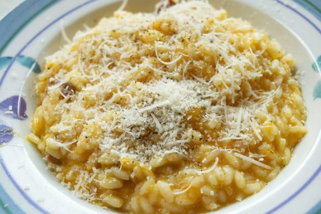 IMAGO Creative, Herbst, Food, Kürbis-Risotto pumpkin risotto with grated parmesan, pumpkin risotto with grated parmesan in a white dish, pumpkin risotto with grated parmesan in a white dish, 10.11.2022, Copyright: xsalmas61x Panthermedia32808382.jpg