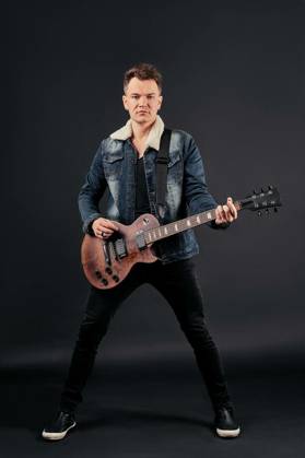  Full length portrait of artist playing guitar, Full length portrait of artist playing guitar., Full length portrait of artist playing guitar. model released, Symbolfoto , 20.11.2022, Copyright: xBoomeartx Panthermedia32975222.jpg
