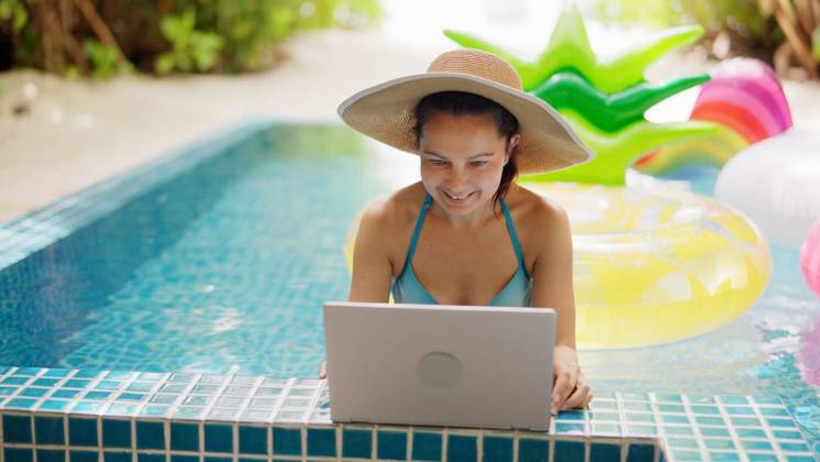  Person Using Business Internet Technology Computer, Person Using Business Internet Technology Computer On Summer Holiday, Person Using Business Internet Technology Computer On Summer Holiday model released, Symbolfoto , 25.11.2022, Copyright: xAndreyPopovx Panthermedia33055117.jpg