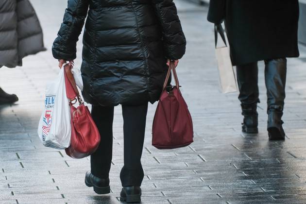 Düsseldorf 11 01 2023 Königsallee shopping street shopping mile shopping bags bag luxury wealth social scissors shopping street shopping street fashion mile wealth poverty textiles covid corona incidence winter weather freezing cold inflation citizen money Düsseldorf North Rhine Westphalia Germany