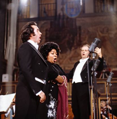 Gala-Abend - 1. Münchner Sonntagskonzert Gala-Abend - 1. Münchner Sonntagskonzert, Musiksendung aus dem Kongreßsaal im Deutschen Museum München, Deutschland 1978, Regie: K. H. Hundorf, Mitwirkende: Giorgio Casellato (Tenor), Martina Arroyo (Sopran), Dirigent Heinz Wallberg, München Bayern Deutschland , München Bayern Deutschland Copyright: FredxLindinger Nur redaktionelle Nutzung. Editorial usage only. LIN_7602000586 UnitedArchives EDITORIAL USE ONLY