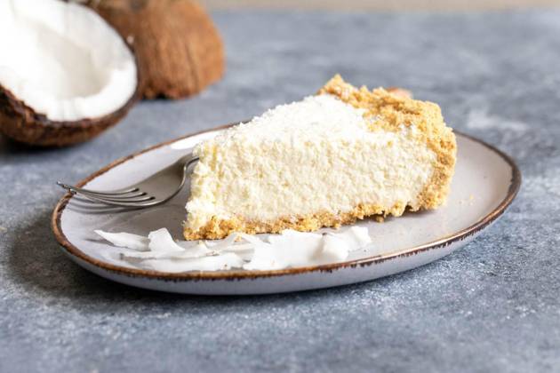  piece of coconut cheesecake on a plate with fresh coconut, piece of coconut cheesecake on a plate with fresh coconut., piece of coconut cheesecake on a plate with fresh coconut., 05.12.2022, Copyright: xIvannax Panthermedia33133788.jpg