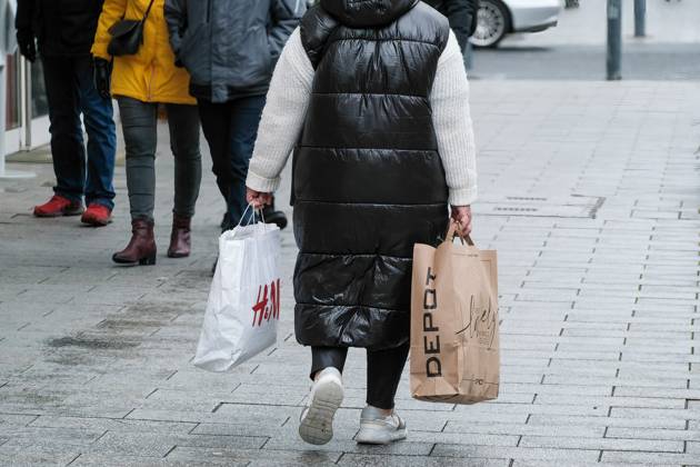 Dusseldorf 16 01 2023 Königsallee shopping street shopping mile shopping bags bag luxury wealth social scissors shopping street shopping street fashion mile inflation citizen money depot H M Hennes und Mauritz Dusseldorf North Rhine Westphalia Germany