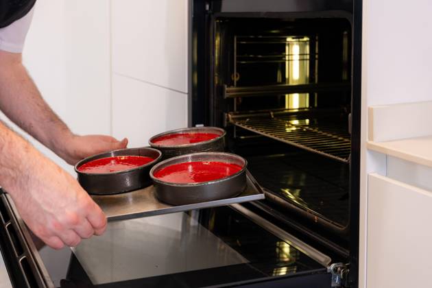 Hands one man, the to House a Red velvet cake bakes, the the Red Cake in the Oven pushes Work to House Copyright: imageBROKER UnaixHuizi ibxuhu08956601.jpg ,model released, Symbolfoto ,property released