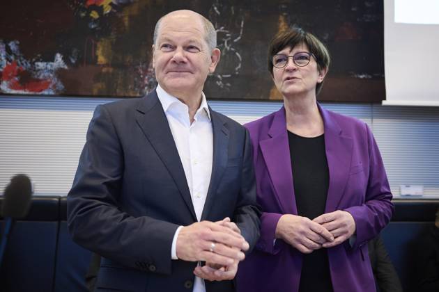 Berlin, meeting of the SPD parliamentary group in the Bundestag Chancellor Olaf Scholz SPD and Saskia Esken party leader SPD before the beginning of the meeting of the SPD parliamentary group in the German Bundestag on 17 01 2023 in Berlin Berlin Bundestag Berlin Germany