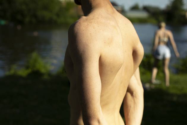 Guy s back in summer. Man s bare back on hot day. Moscow, Moscow, Russia R_UEFCLG2301170D-1109296-01 EDITORIAL USE ONLY