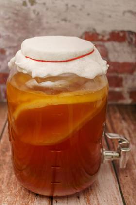 Glass jar with selbstgemachtem kombucha, scoby, with Tap to serve Copyright: imageBROKER/josexhernandezxantona ibxjhh08955433.jpg