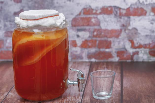 Glass jar with selbstgemachtem kombucha, scoby, with Tap to serve Copyright: imageBROKER/josexhernandezxantona ibxjhh08955445.jpg