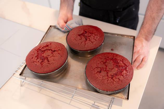 Hands one Man Baking a Red velvet cake to home, Biskuitkuchen at Oven baked form Copyright: imageBROKER UnaixHuizi ibxuhu08956623.jpg ,model released, Symbolfoto ,property released