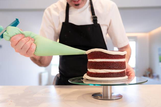 Hands one Man Baking a Red velvet cake to home, Triple biscuit base with mounted piping bag, We begin, the Margins to Covering Copyright: imageBROKER UnaixHuizi ibxuhu08956656.jpg ,model released, Symbolfoto ,property released