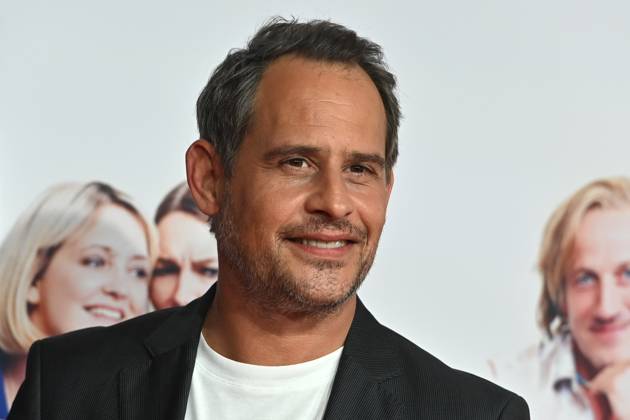 Moritz BLEIBTREU actor , single image,cropped single image,portrait,portrait red carpet,red carpert german premiere CAVEMAN on 23 01 2023 in ARRI Lounge in munich