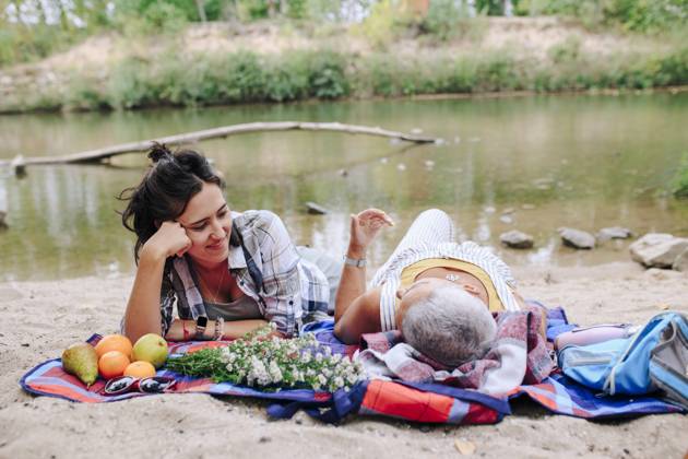 Young woman with friend relaxing at lakeshore in park model released, Symbolfoto, MRRF02548