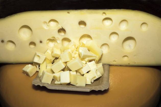 Cheese cubes from a Art emmental, Foodfotografie with black Background Copyright: imageBROKER SiegraxAsmoel iblasm08978294.jpg
