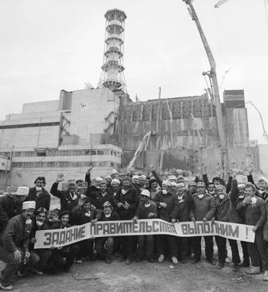 Kiev Region, Ukrainian SSR, USSR. Workers of the Construction Directorate No. 605 of the USSR Ministry of Medium Machine Building celebrates the completion of work on covering the reactor hall during the construction of the Shelter over the destroyed reactor No. 4, cleaning the roof of the reactor No. 3 from radioactive debris and launching the reactor No. 1 at the Chernobyl Nuclear Power Plant after the accident with the raising of the state flag of the USSR on the concrete distribution boom. On April 26, 1986, an explosion occurred at the reactor No. 4 of the nuclear power plant during equipment tests after the shutdown of the reactor for the next scheduled preventive maintenance. The banner reads: We will fulfill the task of the governm  1227223
