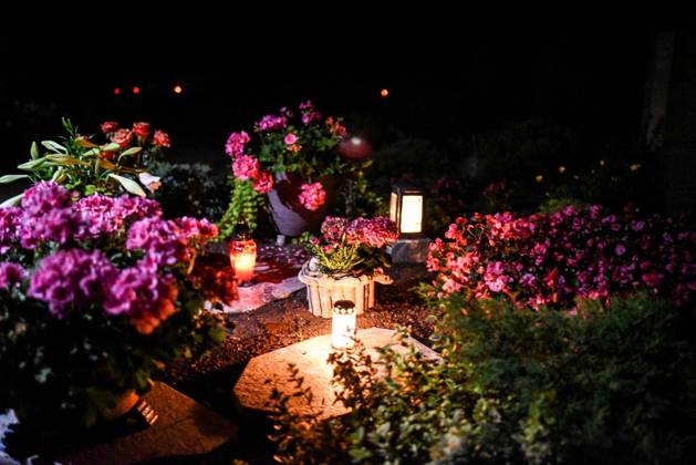 <p>Grabschmuck zu Mitternacht auf dem Waldfriedhof. Freitag der 13.07.2018 in Dinslaken. Teil der 24-Stunden-Serie der NRZ. Deutschland Nordrhein-Westfalen Dinslaken Copyright: LarsxFröhlich