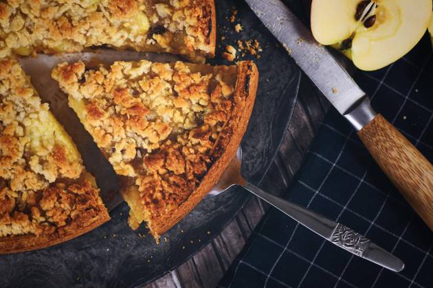 Disc Traditional European Apple pie with Crumble at cake server, surrounded from fresh Apples and Knives Copyright: imageBROKER Firn iblmob08979499.jpg