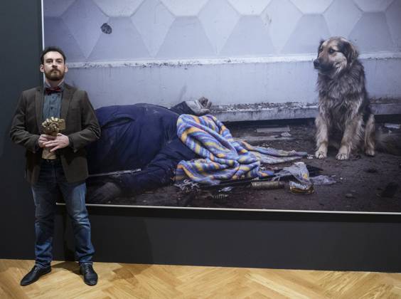 Entertainment Bilder des Tages Czech photographer Vojtech Darvik Maca poses with the Czech Press Photo 2022 main prize in front of his winning photo from the massacre in Bucha, Ukraine, on January 31, 2023, in Prague, Czech Republic. (CTKxPhoto MichaelaxRihova) CTKPhotoP2023013108281  P2023013108281