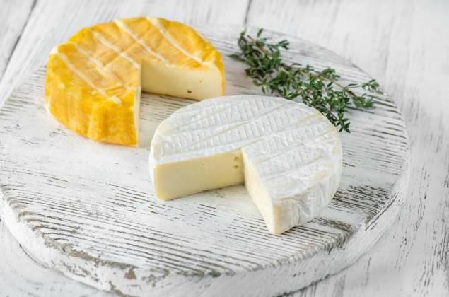 Camembert cheese, Two camembert cheese wheels on the cutting board, Two camembert cheese wheels on the cutting board, 08.01.2023, Copyright: xAlex9500x Panthermedia33442319.jpg