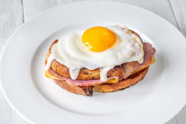  Croque madame sandwich, Croque madame hot sandwich made with ham, egg and cheese, Croque madame hot sandwich made with ham, egg and cheese, 30.12.2022, Copyright: xAlex9500x Panthermedia33386106.jpg