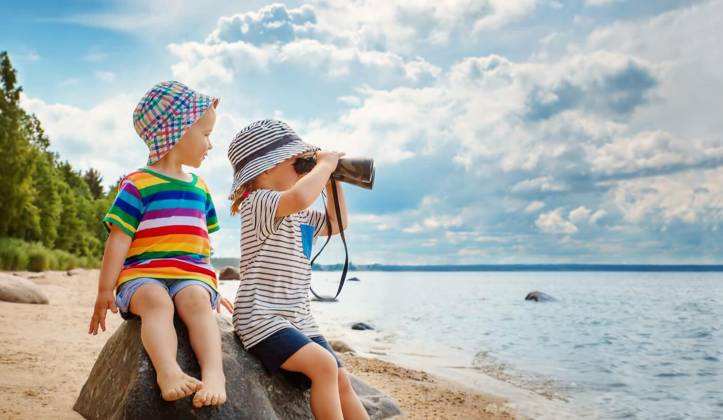 Two children sitting on the stone on the seacoast in summer., Two children sitting on the stone on the seacoast in summer. Concept of the family vacation and tourism., Two children sitting on the stone on the seacoast in summer. Concept of the family vacation and tourism. model released, Symbolfoto , 19.01.2023, Copyright: xcandy18x Panthermedia33498008.jpg
