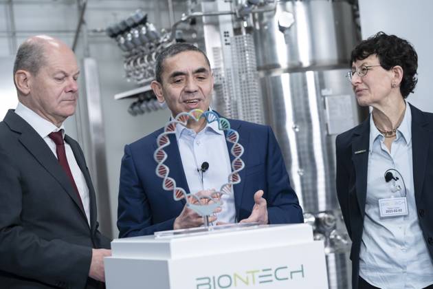 German Chancellor visits BioNTech on the occasion of the construction completion of the plasmid production in Marburg German Chancellor Olaf Scholz with Ugur Sahin, founder and CEO Biontech SE during his vi