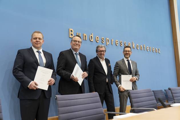News Themen der Woche KW06 News Bilder des Tages Bundespressekonferenz in Berlin - Vorstellung der Forderungen der Metall- und Elektro-Industrie zum Arbeitszeitrecht sowie zur Erfassung der Arbeitszeit - Prof. Dr. Clemens Höpfner, Jurist und Hochschullehrer Universität Köln, Prof. Dr. Gregor Thüsing, Rechtswissenschaftler Rheinische Friedrich-Wilhelms-Universität Bonn, Dr. Stefan Wolf, Präsident Arbeitgeberverband Gesamtmetall und CEO ElringKlinger AG, Prof. Dr. Sascha Stowasser, Arbeitswissenschaftler und Direktor des ifaa - Institut für angewandte Arbeitswissenschaft (von links);Bundespressekonferenz in Berlin - Vorstellung der Forderungen der Metall- und Elektro-Industrie zum Arbeitszeitrecht sowie zur Erfassung der Arbeitszeit - Prof. Dr. Clemens Höpfner, Jurist und Hochschull
