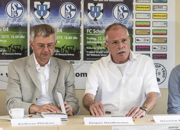 <p>Stadtsprecher Andreas Pläsken, links, und Jürgen Heidtmann bei der Pressekonferenz am Montag, 08.07.2019, zum Spiel einer Stadtauswahl Bottrop gegen den FC Schalke 04 am kommenden Freitag im Bottroper Jahnstadion. Das Freundschaftsspiel findet im Rahmen des Stadtjubiläums bottrop.100 statt. Deutschland NRW Bottrop Copyright: OliverxMengedoht