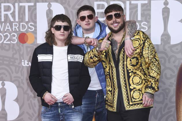 Sam Robinson, Kane Welsh and Gareth Kelly of Bad Boy Chiller Crew at the 43 BRIT Awards 2023 ceremony at the O2 Arena London, 11 02 2023. Foto:xS.xVasx xFuturexImage