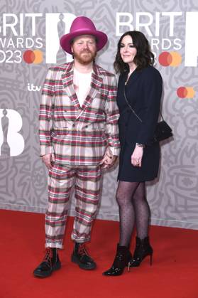 Leigh Francis with wife Jill Carter at the 43 BRIT Awards 2023 ceremony at the O2 Arena London, 11 02 2023. Foto:xS.xVasx xFuturexImage