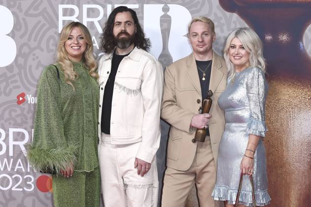 Tyler Johnson and Kid Harpoon with company at the 43 BRIT Awards 2023 ceremony at the O2 Arena London, 11 02 2023. Foto:xS.xVasx xFuturexImage