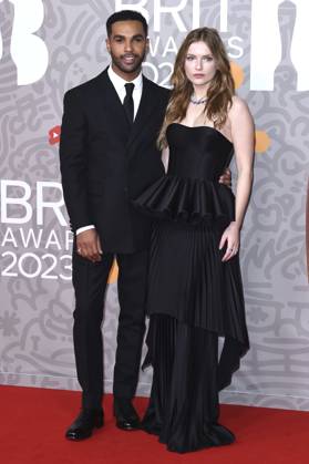 Lucienne Laviscount and Camille Razat at the 43 BRIT Awards 2023 ceremony at the O2 Arena London, 11 02 2023. Foto:xS.xVasx xFuturexImage