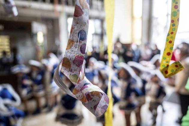 <p>Die Tanzgarde Karnevalsverein Blau-Weisse Funken Neukirchen-Vluyn e.V beim Rathaussturm am Donnerstag, den 16. Februar 2022, in Neukirchen - Vluyn im Rathaus an der Hans-Böckler Straße 26. AN Altweiber stürmen die Möhnen das Rathaus und nehmen dem Bürgermeister symbolisch den Schlüssel aus der Hand. Neukirchen-Vluyn Copyright: VolkerxHerold