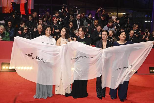 <p>Berlinale 2023 - Eröffnung mit Â«She came to meÂ» am 16. Februar 2023,für Frauen im Iran protestierende Schauspielerinnen kommen zur Eröffnung der Berlinale. Als erster Film wird die Komödie Â«She came to meÂ» gezeigt. Als 73. Internationale Filmfestspiele Berlin zählt die Berlinale zu den großen Filmfestivals und dauert bis zum 26. Februar 2023. Iran (Islamische Republik) Berlin Copyright: RetoxKlar