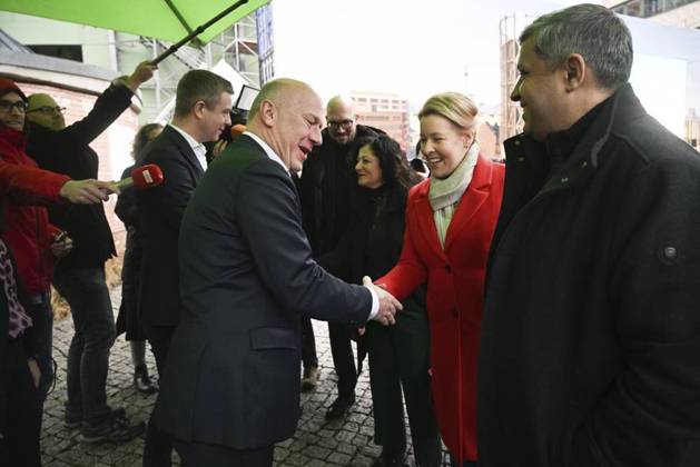 <p>Erste Sondierungsgespräche zwischen CDU und SPD nach er Wiederholungswahl am 17. Februar 2023 auf dem Berliner EUREF-Campus. Kai Wegner, Franziska Giffey und Raed Saleh. Deutschland Berlin Copyright: RetoxKlar
