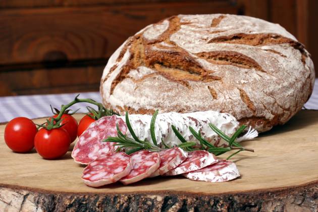 Snack with French Salami and Tomatoes Snack With bread French Salami and tomatoes BLWS680645 Copyright: xblickwinkel R.xRebmannx