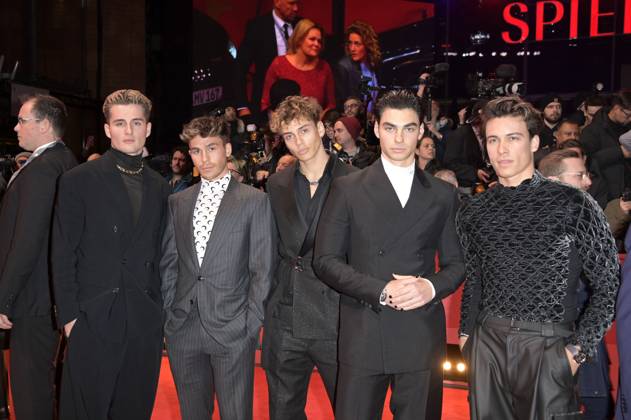 Elevator Boys bei der Festivaleröffnung und der Premiere des Kinofilms She Came to Me auf der Berlinale 2023 73. Internationale Filmfestspiele Berlin im Berlinale Palast. Berlin, 16.02.2023 Foto:xF.xKernx xFuturexImage