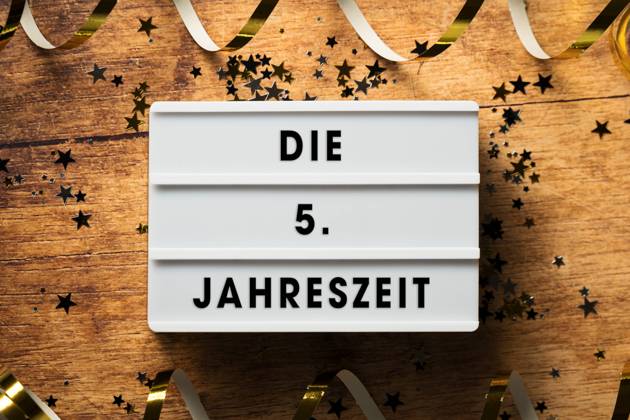 IMAGO Creative, Gesellschaft, Fasching 18 February 2023: Carnival - the fifth season. Garland with light box and inscription: The 5th season FOTOMONTAGE