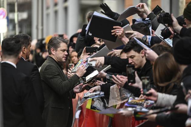 <p>Berlinale 2023 - Kiss the Future Matt Damon, Produzent, kommt am 19. Februar 2023 schreibt Autogramme für den Film Kiss the Future im Rahmen der Berlinale. Der Film läuft in der Berlinale Special Gala. Die 73. Internationalen Filmfestspiele laufen bis zum 26. Februar 2023. Deutschland Berlin Copyright: RetoxKlar