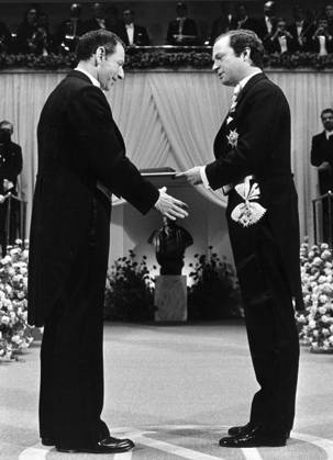 File Sweden Nobel 1980 Chemestry laureate Paul Berg, USA receives his prize from the hands of his majesty King Carl XVI Gustaf of Sweden Berg shares the prize with Walter Gilbert and Frederick Sanger STOCKHOLM SVERIGE PB KOD 1001 x1001x  Copyright: xJANxCOLLSIÖÖx NOBEL 1980 KONSERTHUSET