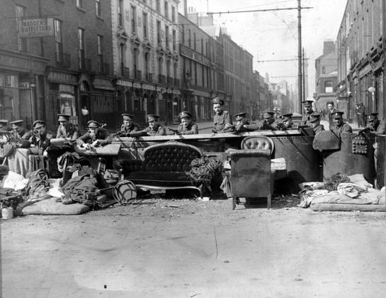 ARCHIVE 1916 Soldiers at a barricade on Talbot Street in Dublin during the Passport Rebellion which was the start of the Irish Civil War in 1920 22 DUBLIN IRELAND Ireland Eire x194x  Copyright: xOkändxfotografx