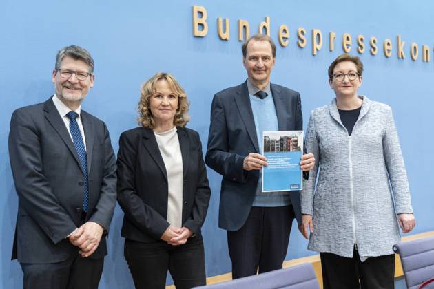 News Themen der Woche KW08 News Bilder des Tages Bundespressekonferenz in Berlin - Vorstellung der Studie Empfehlungen für einen nachhaltigen Wohnungs- und Städtebau - Kommission Nachhaltiges Bauen NBau beim Bundesumweltamt - Matthias Lerm, Vorsitzender Kommission nachhaltiges Bauen am UBA und Leiter Stadtplanungsamt Magdeburg, Dirk Messner, Präsident Umweltbundesamt UBA, Steffi Lemke, Bundesministerin für Umwelt, Naturschutz, nukleare Sicherheit und Verbraucherschutz, Klara Geywitz, Bundesministerin für Wohnen, Stadtentwicklung und Bauwesen (von links);Bundespressekonferenz in Berlin - Vorstellung der Studie Empfehlungen für einen nachhaltigen Wohnungs- und Städtebau - Kommission Nachhaltiges Bauen NBau beim Bundesumweltamt - Matthias Lerm, Vorsitzender Kommission nachhaltiges Bau