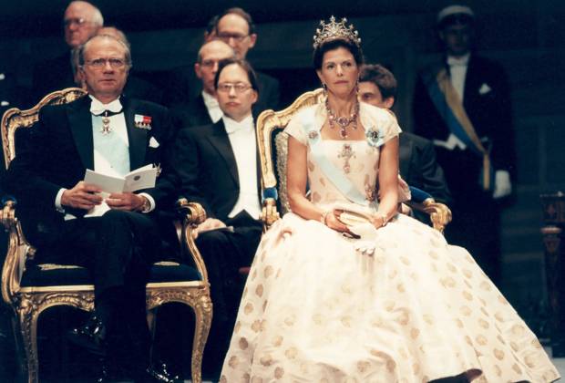 ARCHIVE 19991210 The Swedish royal couple King Carl XVI Gustaf and Queen Silvia attend the Nobel Prize ceremony at the Stockholm Concert Hall on 10 December 1999 STOCKHOLM SWEDEN x50020x Copyright: xLeifxRxJanssonx xTTx x KUNGAPARET-NOBEL