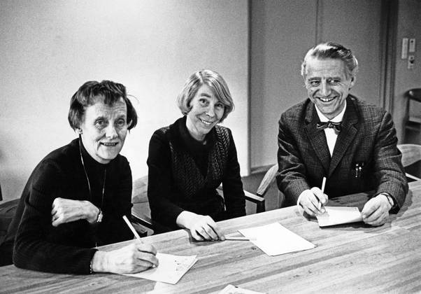 STOCKHOLM 1971 01 20 The three children s book authors Astrid Lindgren left , Sweden, Tove Jansson, Finland, and Thorbjörn Egner, Norway Planning for the North Vision program on TV for the benefit of the Refugee 71 fundraiser STOCKHOLM Sweden x5600x  Copyright: xBo-AjexMellin SVTx LINDGREN-JANSSON-EGNER