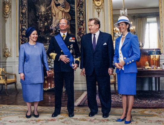 ARCHIVE 1994 04 13 The Swedish Royal Couple King Carl XVI Gustaf 2nd from left and Queen Silvia on the right together with Finnish President Martti Ahtisaari 3rd from left and his wife Eeva on the left at Stockholm Castle on 13 April 1994, on the occasion of the Finnish Presidential couples state visit to Sweden Stockholm Sweden x50020x Copyright: xLeifxRxJanssonx xTTx x AHTISAARI STATSBESÖK I SVERIGE