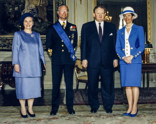 ARCHIVE 1994 04 13 The Swedish royal couple King Carl XVI Gustaf 2nd from left and Queen Silvia right together with Finnish President Martti Ahtisaari 3rd from left and his wife Eeva right at Stockholm Castle on 13 April 1994, in connection with the Finnish presidential couples state visit to Sweden Photo Hans T Dahlskog TT Code 1003 Stockholm Sweden x1003x Copyright: xHansxTxDahlskogx xTTx x AHTISAARI STATSBESÖK I SVERIGE
