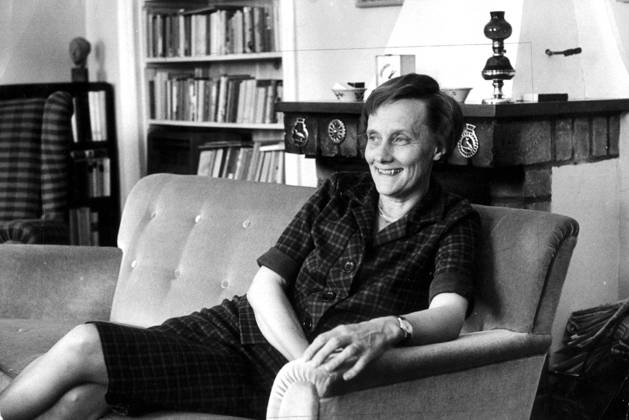 SCANPIX SWEDEN, 1962 08 18 Astrid Lindgren at home Sitting on the sofa in the living room culture x20360x  Copyright: xTTx 20360